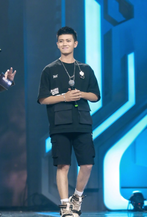 任嘉伦唱琵琶行造型如翩翩公子一身卡其色清雅脱俗