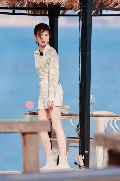 李一桐路透海边沙滩游玩