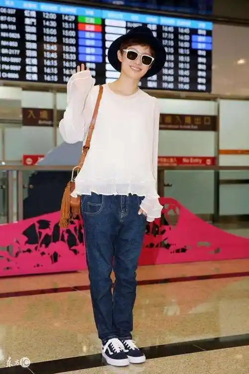 孙俪现身机场被围观裤裆都快掉了暴露身材缺陷还笑的这么开心太接地气