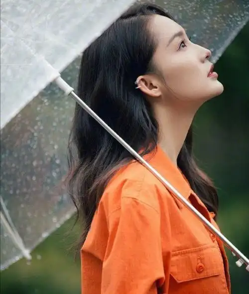 1 / 12 女星撑伞系列:傅菁,迪丽热巴,倪妮,李沁,古力娜扎,宋茜,杨幂