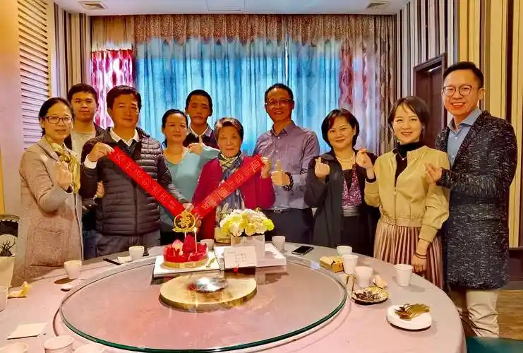 幸福的家庭生日聚会