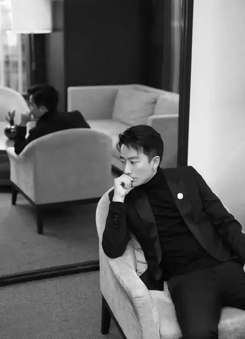 黄轩的完美侧颜,这高鼻梁也是没谁了