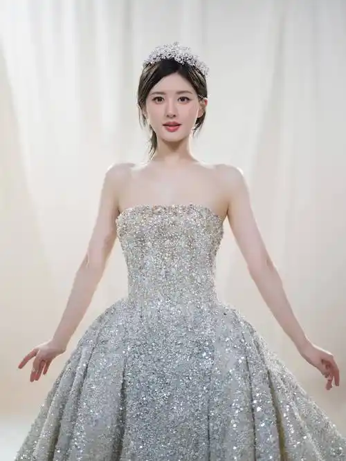 赵露思身穿美丽礼服在今晚弹唱《forever star》,今天不仅甜美的思思