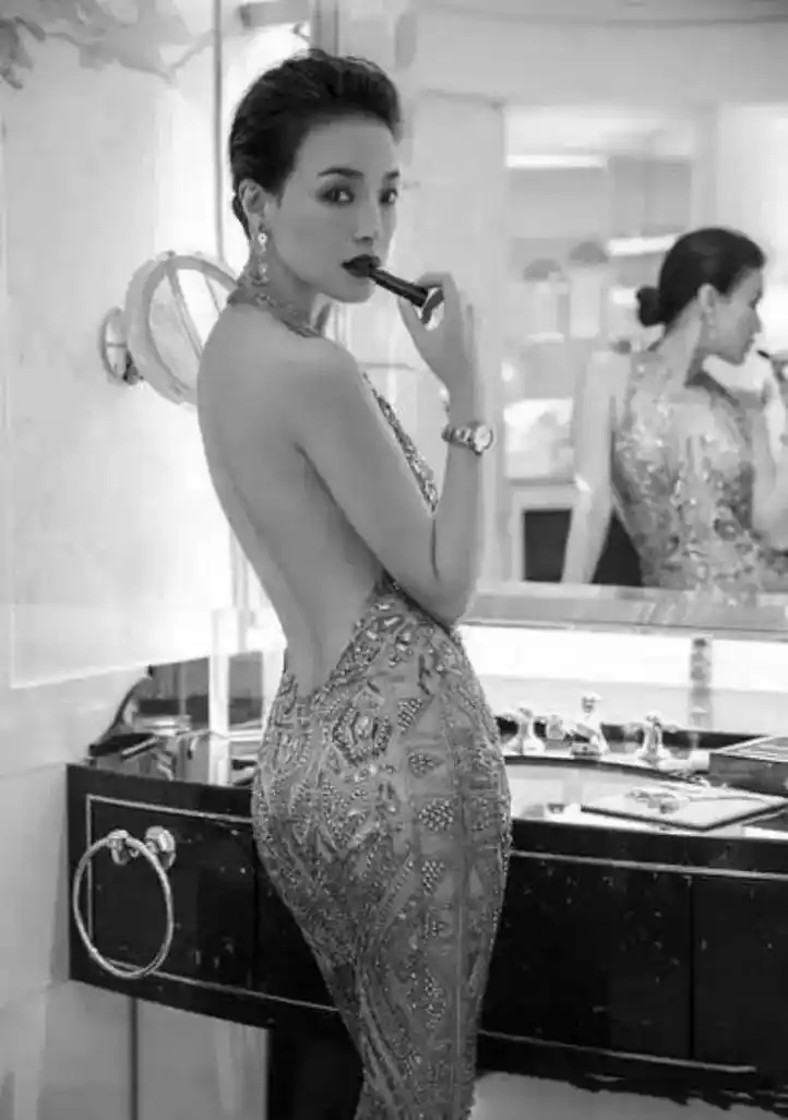 娱乐圈"露背杀"女神 露背礼服真是女明星们的红毯利器,展现出迷人曲线