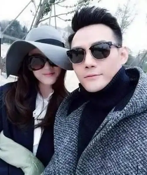 这让广大吃瓜群众们坐不住了,到底谁才是王凯的女友呢?