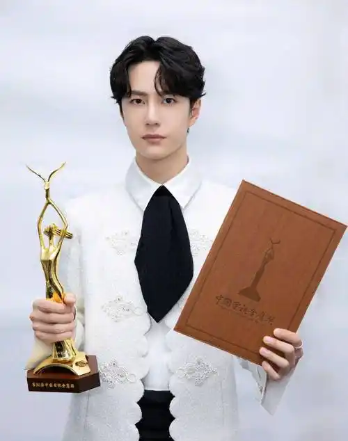 原创恭喜王一博蝉联寻艺95后新媒体指数男艺人28连冠七个月持续登顶榜