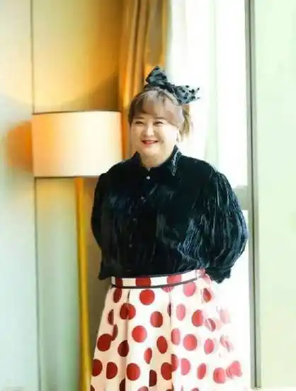 原创38岁贾玲走机场太喜感夹克打扮爆五五身材胖得找不到脖子了