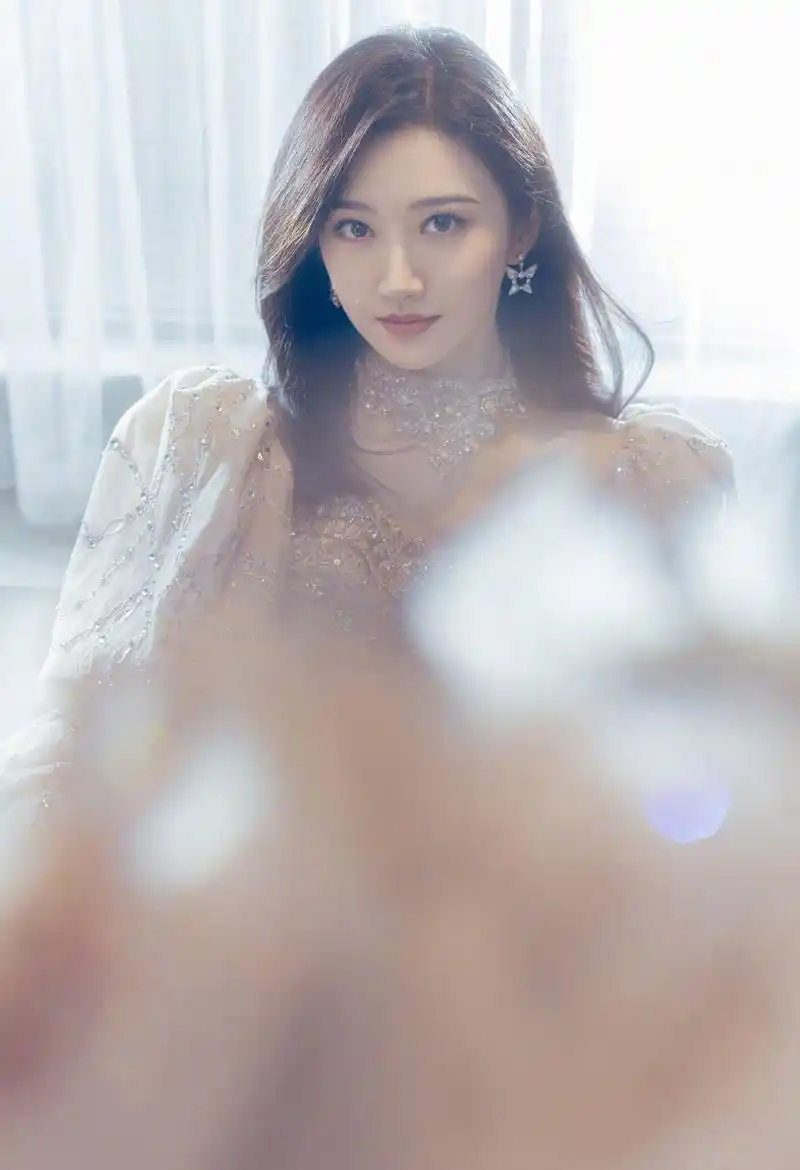 景甜粉红薄纱连衣裙优雅时尚写真