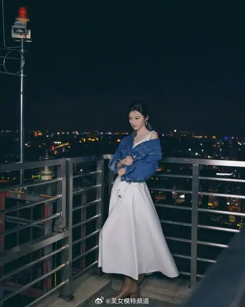 景甜穿连衣裙秀精致锁骨小露香肩气质清纯温柔