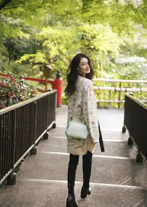 原创李沁秋游也不忘营业酷味高跟鞋加温柔针织这是什么甜味仙女