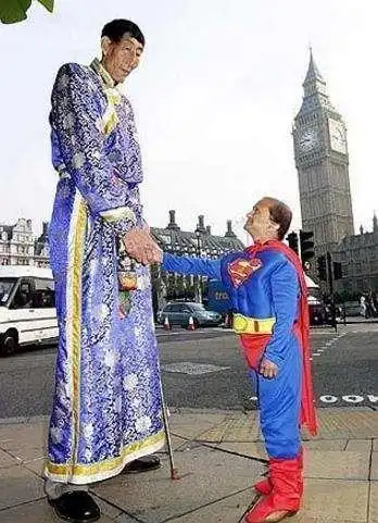 原创父亲2米36成巨人儿子年仅10岁已经高达1米6妻子受够了