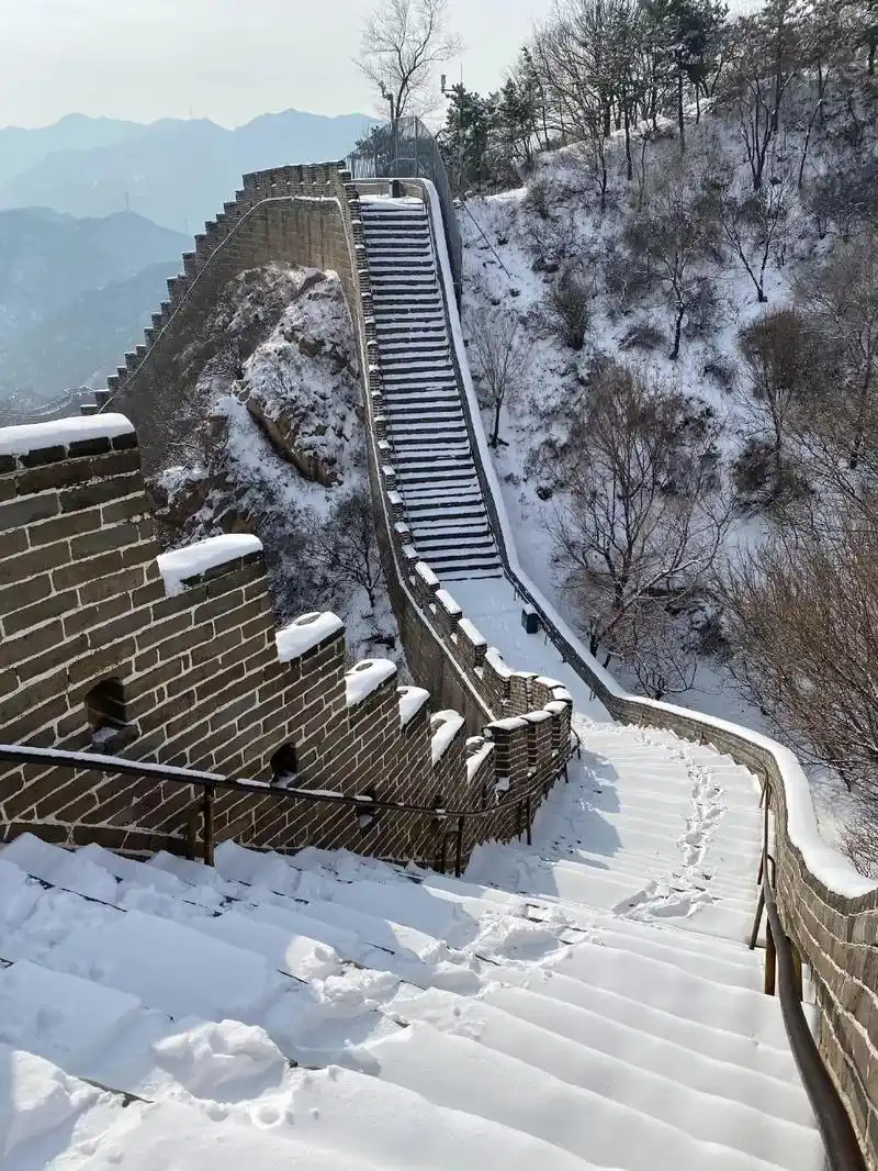 一场初雪后,北京怀柔区箭扣长城现雾凇云海景观,宛如仙境.