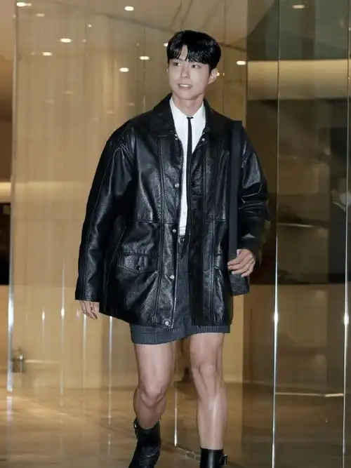 我们的阿泽朴宝剑就是一个非常好的反例示范,他这样子穿上去,让原本