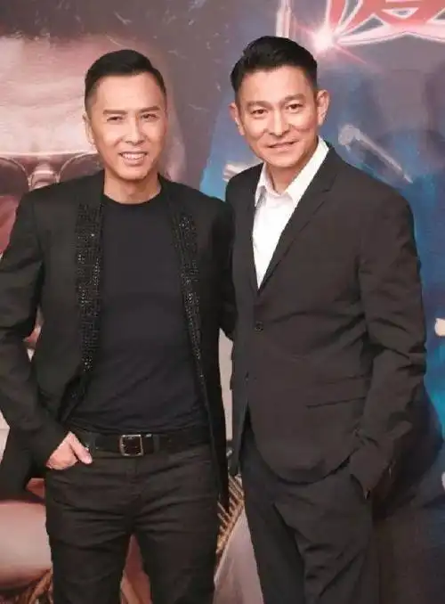 刘德华和谁合影都是一脸微笑,唯独在她面前,天王的形象都不顾_手机搜