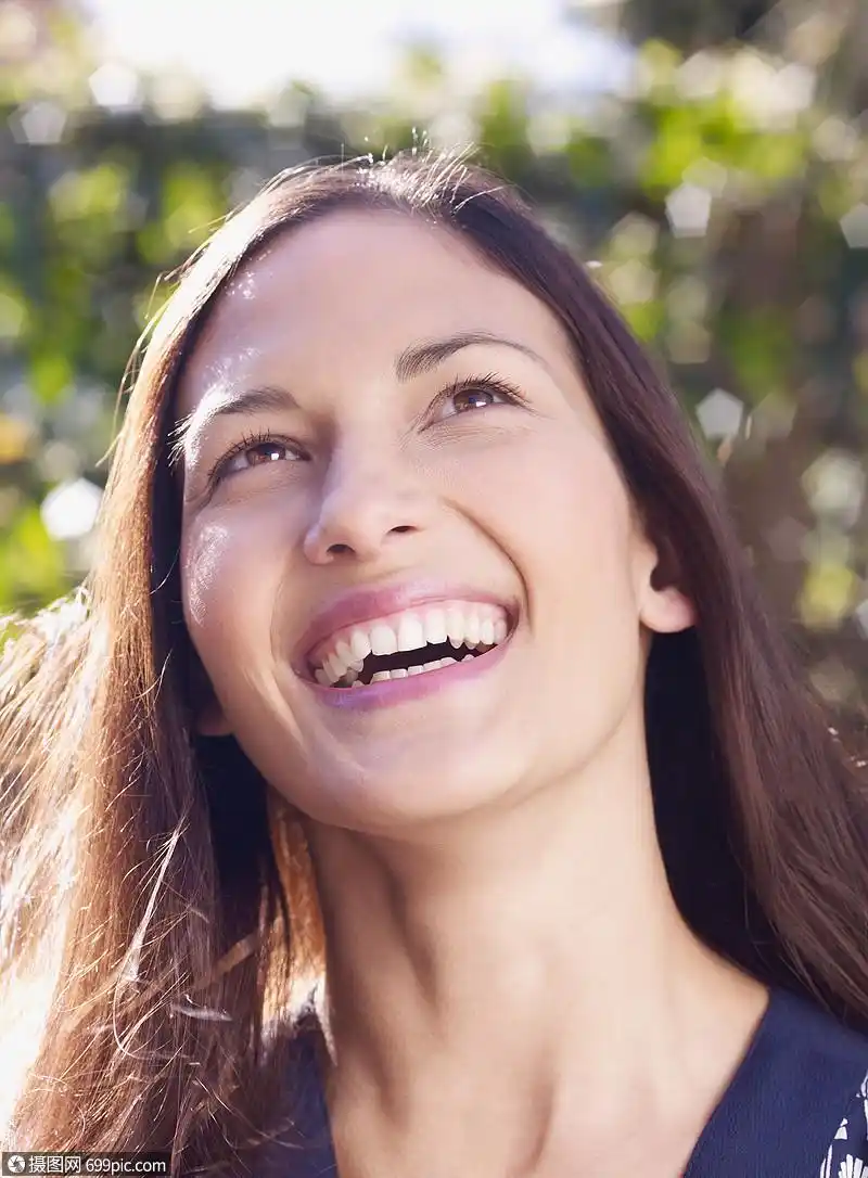 年轻女子笑