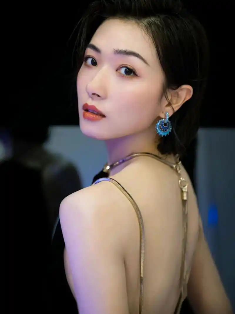 美女壁纸第243期—万茜#万茜# #明星# #娱乐圈