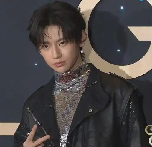 小鬼银色亮片高领内搭造型