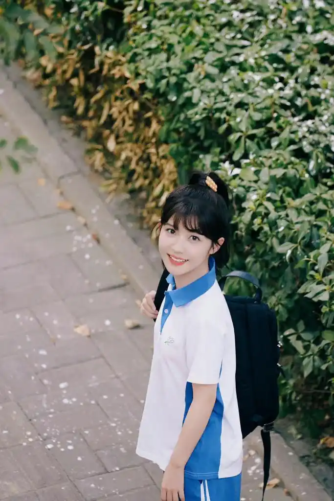 赖美云校服风清新写真释出 高扎马尾露齿粲笑美如初恋