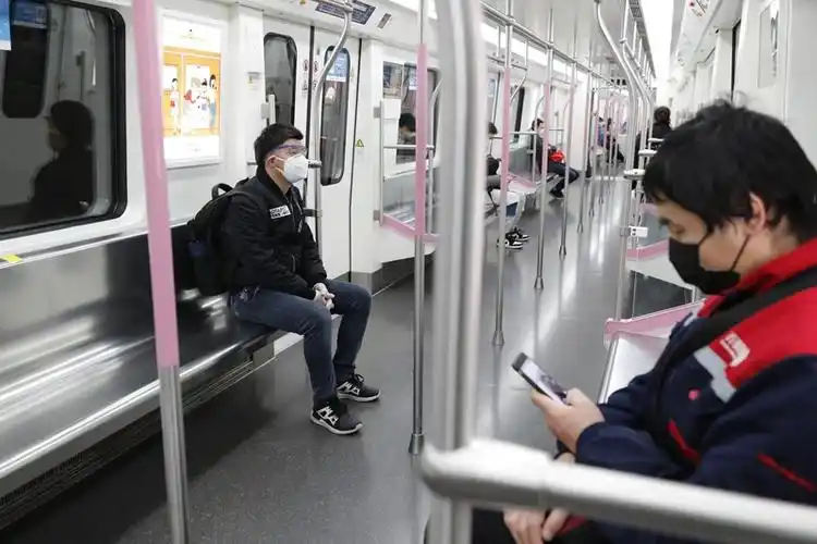 3月28日,乘客搭乘武汉地铁时分散座位乘车.