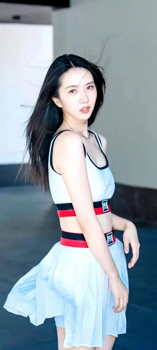 许龄月,清新脱俗,穿小背心太美了吧!