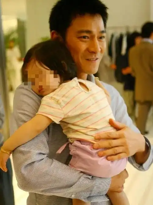 标题:刘德华:守护孩子成长的榜样引言:刘德华女儿开展画展的消息引起