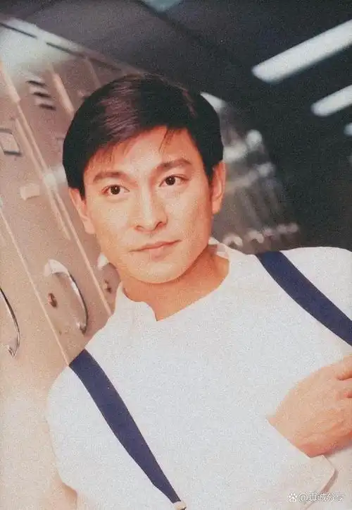 说起刘德华,是一个无人不知,无人不晓的人物,他由八十年代红到现在,足