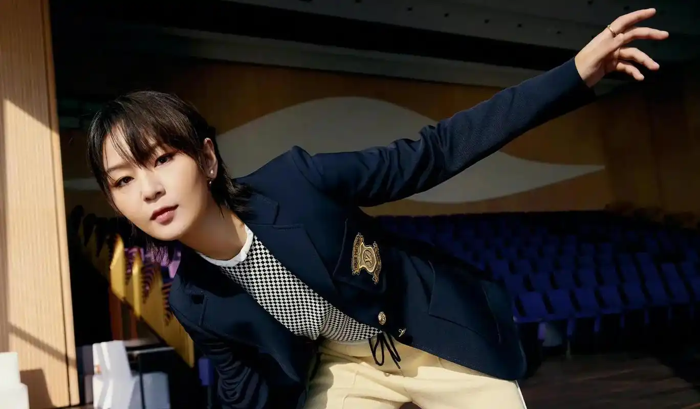 gif创作人# 周笔畅的穿搭干练有气质