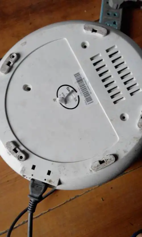 请问这种电饭煲的底部是怎么拆卸的?急烧饭!