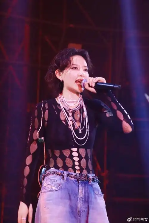 李斯丹妮超话lsdn#李斯丹妮2023全息ep#今晚是后背粉@李斯丹妮