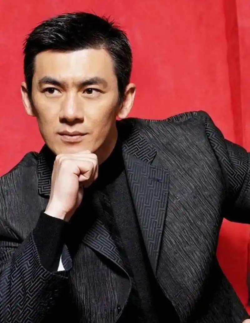 2004年,演员任天野接到大11岁继母的电话:天野,我怀了你爸的宝宝,他却