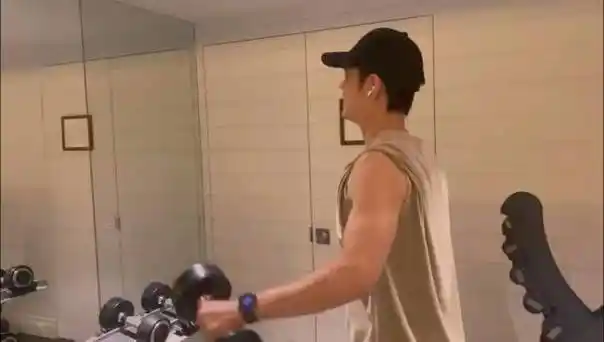 肖战的元气感#啊啊啊啊啊健身战少年感好足! 肌肉线条绝了!