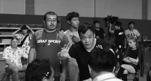 原创疯狂的外星人新海报黄渤沈腾被外星人玩上天