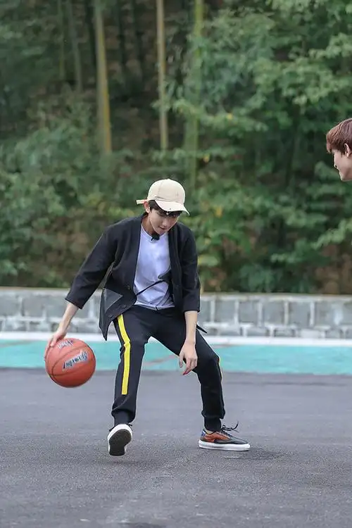 青春旅社王源帅气打球热爱运动球技获肯定