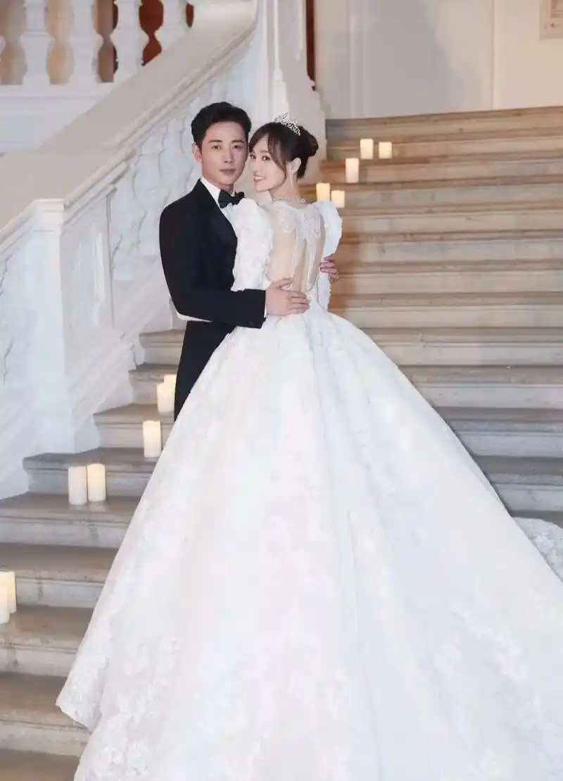 唐嫣在一次采访中曾透露道:我和罗晋在一起半年,他提了6次分手