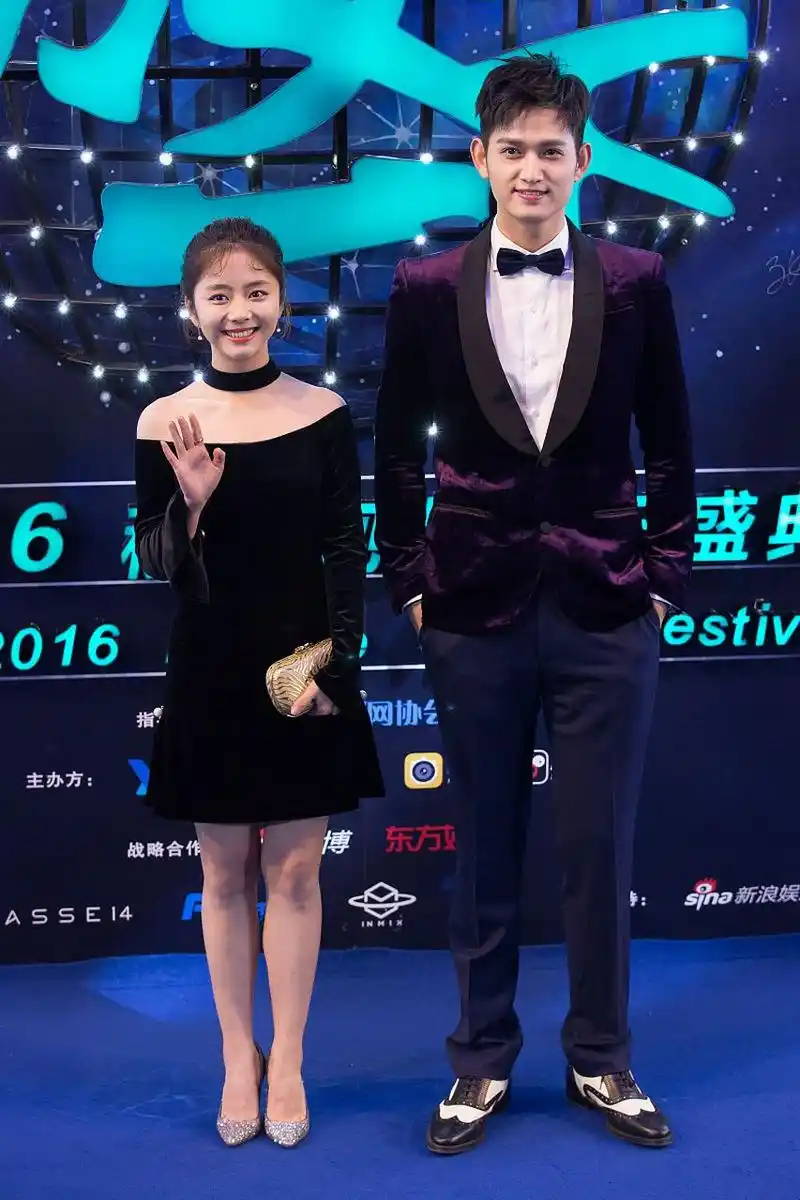 谭松韵和马可同框,最萌身高差!晶晶笑起来好可爱呀[心]!