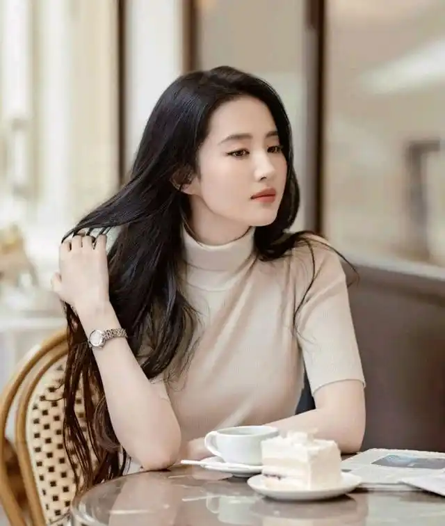 刘亦菲最新生活照:气质高贵,清新甜美!