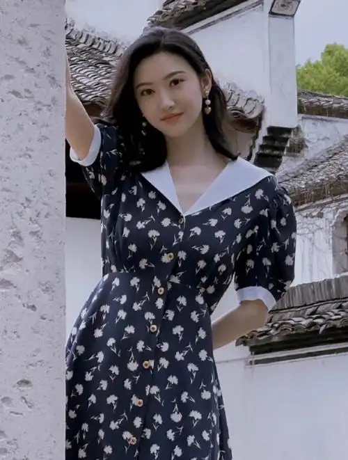 景甜美穿小碎花连衣裙去郊游,优雅甜美极具法式风情,很好看