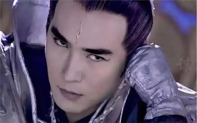 刚出道的刘烨,凭借忧郁美少年蓝宇,斩获影帝收割迷妹.