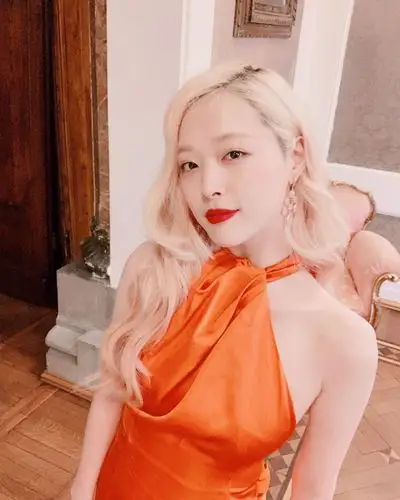 金发雪莉温柔的卷发