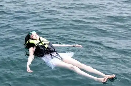 倪妮晒泳照秀修长美腿众人艳羡冯绍峰好福气组图