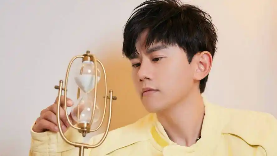 张杰冻龄引热议,在线纠正年龄显真性情