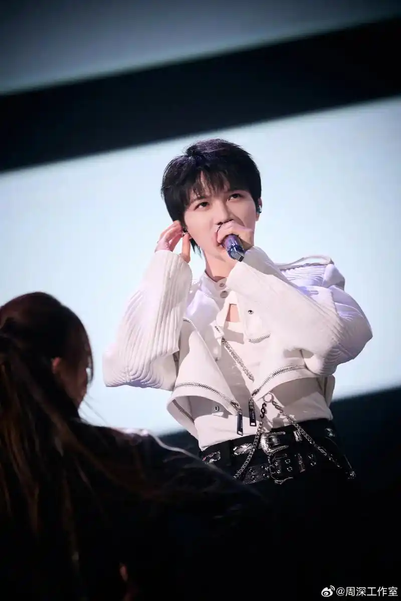 周深的感染力 他真的好像是童话里走出来的,善良,温柔,体贴,帅气,可爱