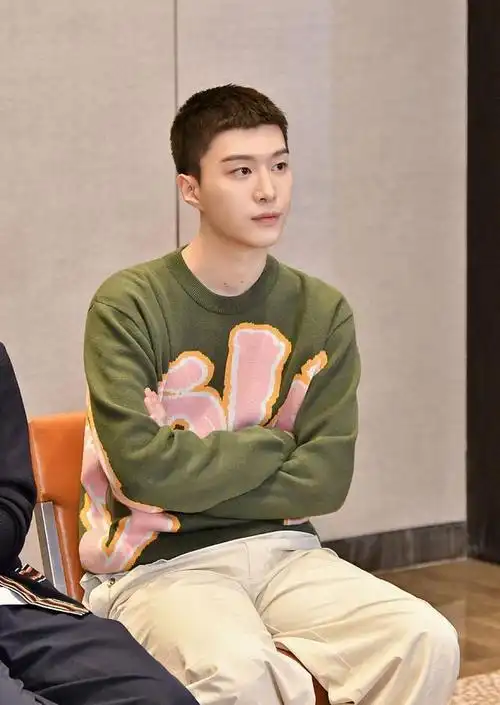 范丞丞青春环游记花絮曝光戴眼镜变校园王子帅气斯文