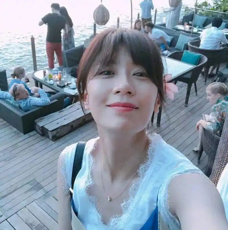 原创高圆圆40岁生日素颜照,状态气质俱佳,生了孩子依旧是大美女