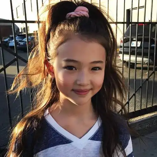 了不少的轰动,不为别的,就因为这位签约的小女孩,实在太漂亮可爱了!