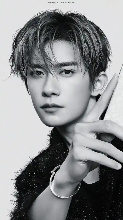 易烊千玺粉丝的相册几万张易烊千玺帅图每天翻到蹭蹭冒火星子都看不够