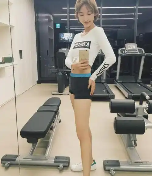 37岁张俪晒健身美照蜂腰翘臀脐环抢镜立志十天练出马甲线