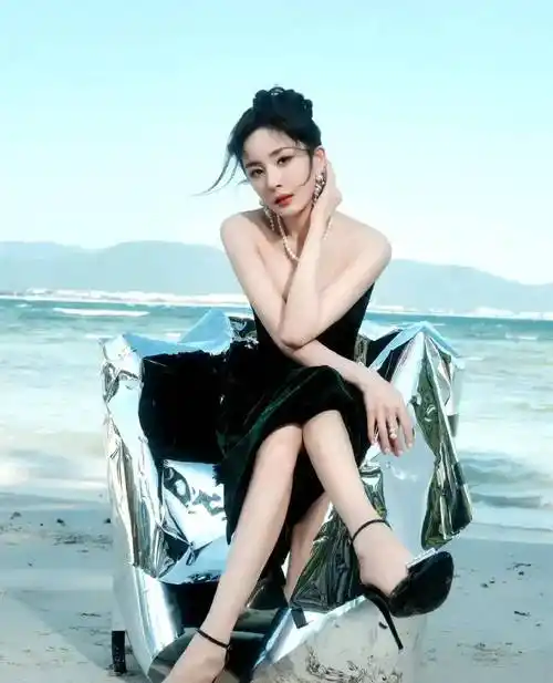 25新鲜事:杨紫,王一博,任嘉伦,成毅,王鹤棣,白敬亭_西装_造型_杨幂