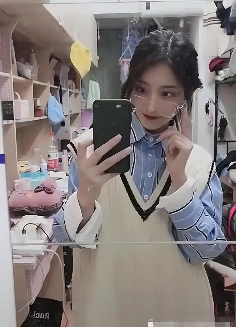 女生自拍90多张照片,不小心错发班级群,网友评论成了亮点