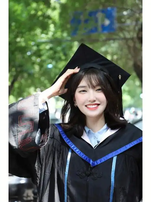 大家一定要记得在学士服里面要穿带领子的衣服,短袖衬衣一类的,但不要